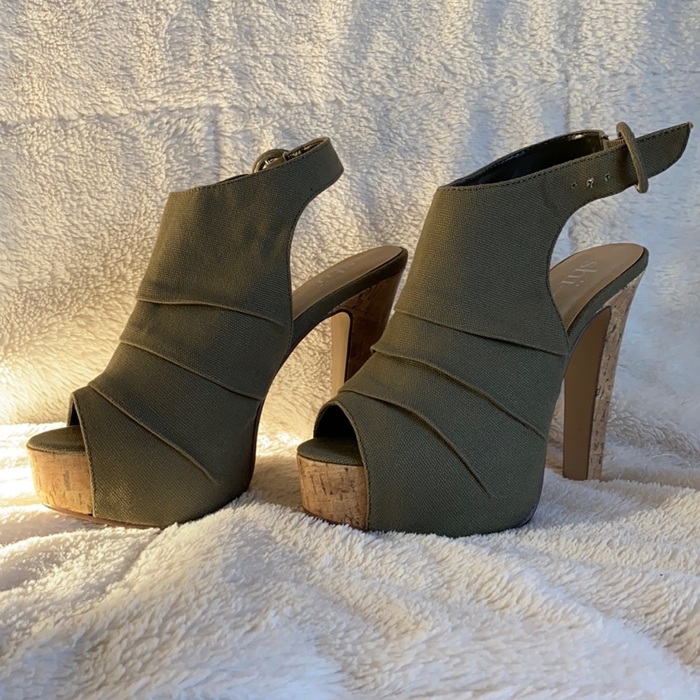 Brand new Shi by Journeys Olive heels size 7.5